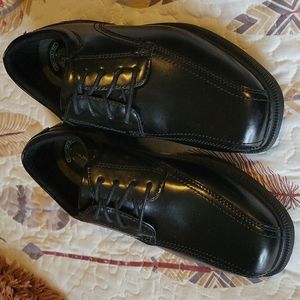 Nunn Busch Dress Shoe. Black leather.  Men's lace up.   Excellent condition.